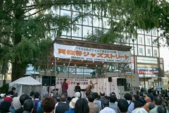 Musicians perform beneath an Asagaya Jazz Streets banner before an outdoor audience in October 2012.
